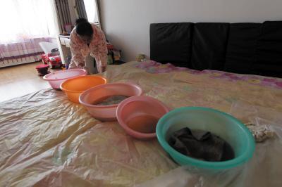 荣县楼上漏水，住户失联，小区没物管，业主维权难！律师来支招……